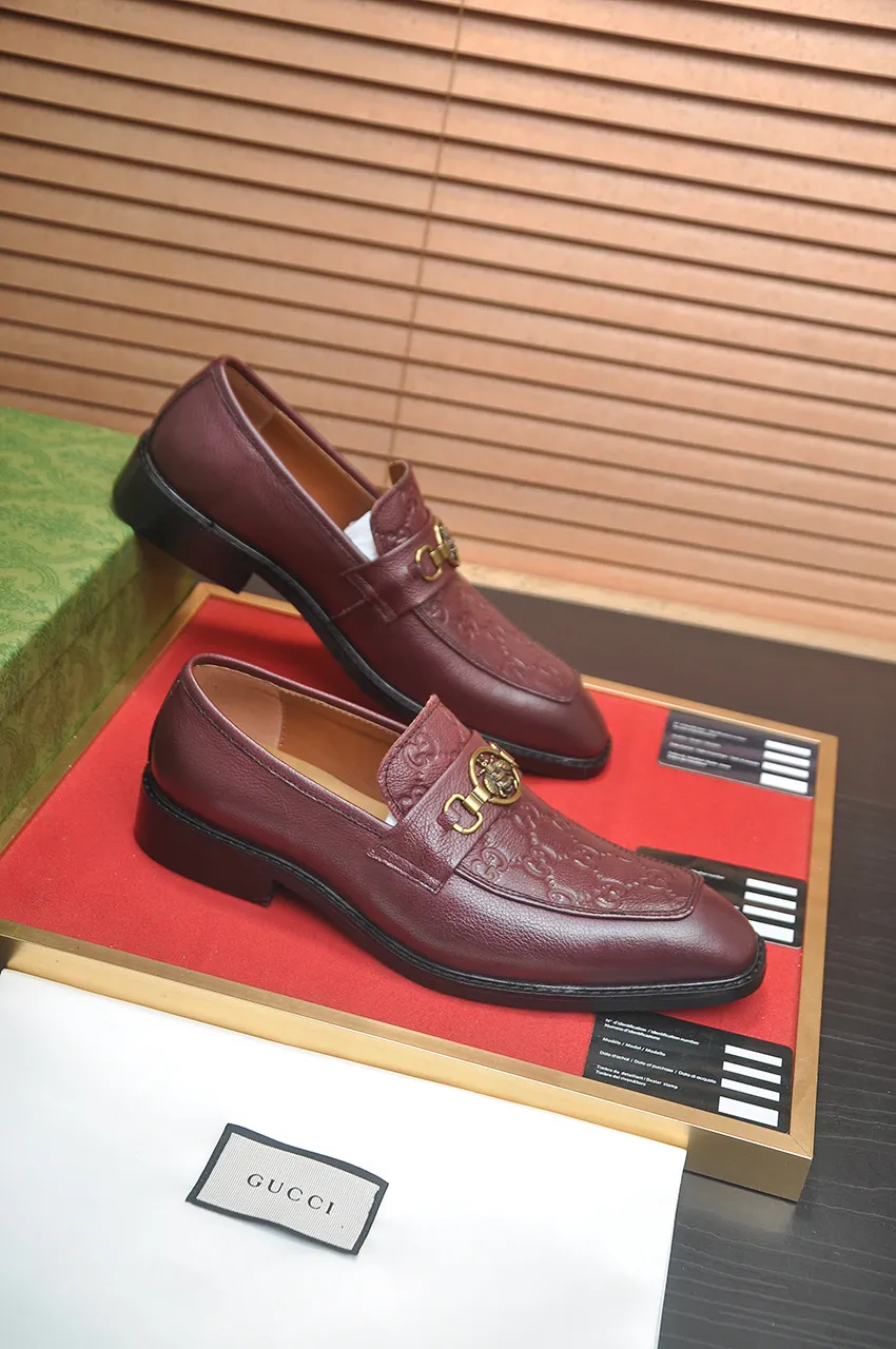 Men's shoes💰460💶Italy's top luxury men's shoes giant [GUCCI Gucci] has a new model 🍃Original European style🔰 Pleasant to the eye😍In order to make the shoes more durable and non-deformable🌀The production continues to follow traditional methods but there is still no lack of innovation💪The original cowhide is chosen for the leather♻️ Smooth, natural and exceptionally bright⭐Made of imported cowhide, the first choice of the rich 38-45 (45 customized)